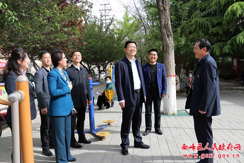 張希岳在督查城市基層黨建工作時(shí)強(qiáng)調(diào) 要持續(xù)提升服務(wù)水平 激發(fā)居民“主人翁”意識(shí) 不斷增強(qiáng)群眾參與社區(qū)治理的積極性和主動(dòng)性