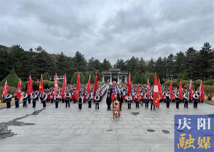 【加強(qiáng)未成年人思想道德建設(shè)】慶陽一中組織2021級全體師生赴南梁開展研學(xué)旅行實(shí)踐活動