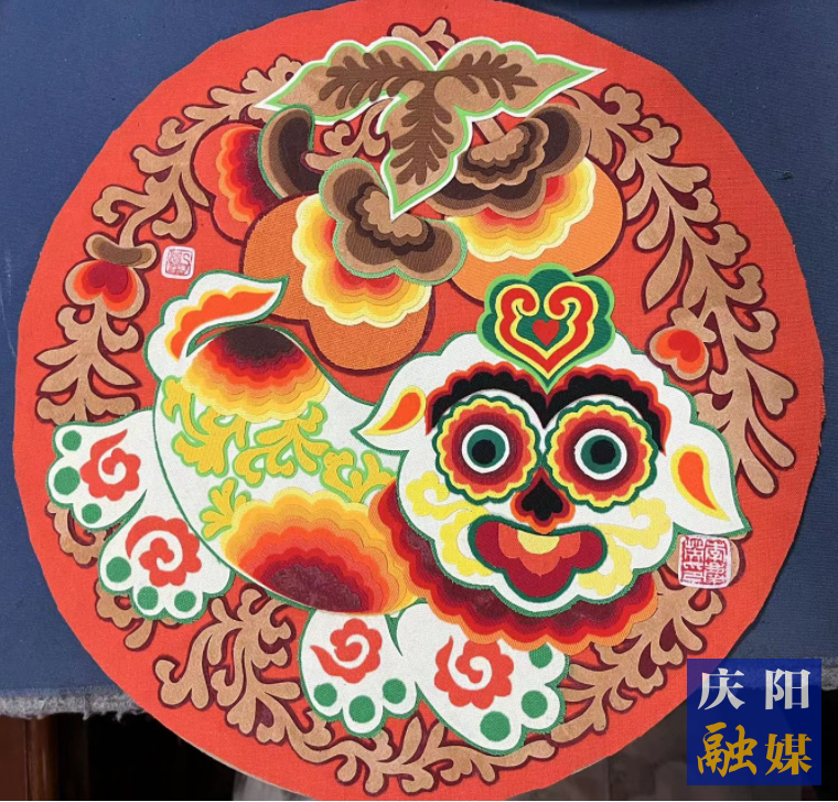 李慶英創(chuàng)作的布貼畫作品。