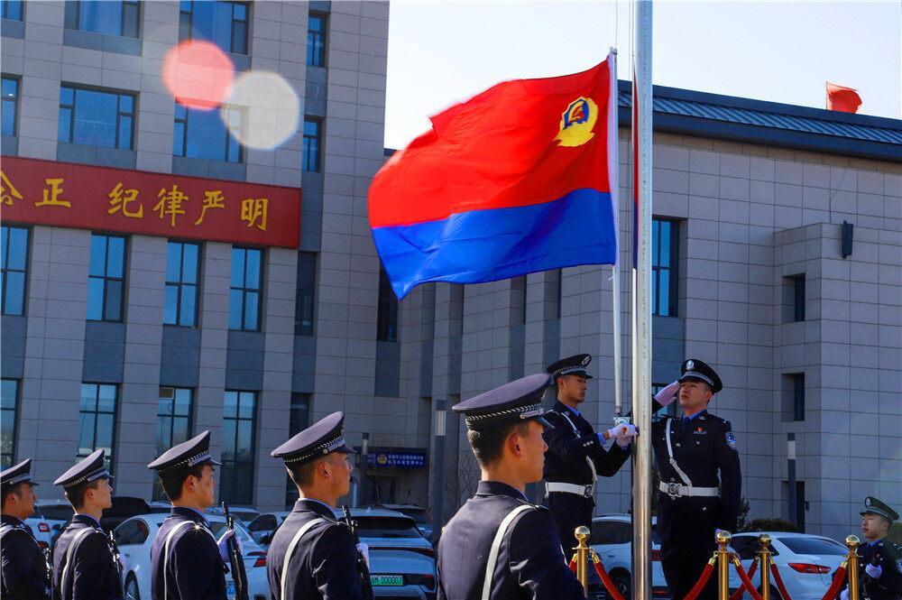 【攝影報道】慶陽市公安局西峰分局舉行升警旗儀式，慶祝第四個中國人民警察節(jié)