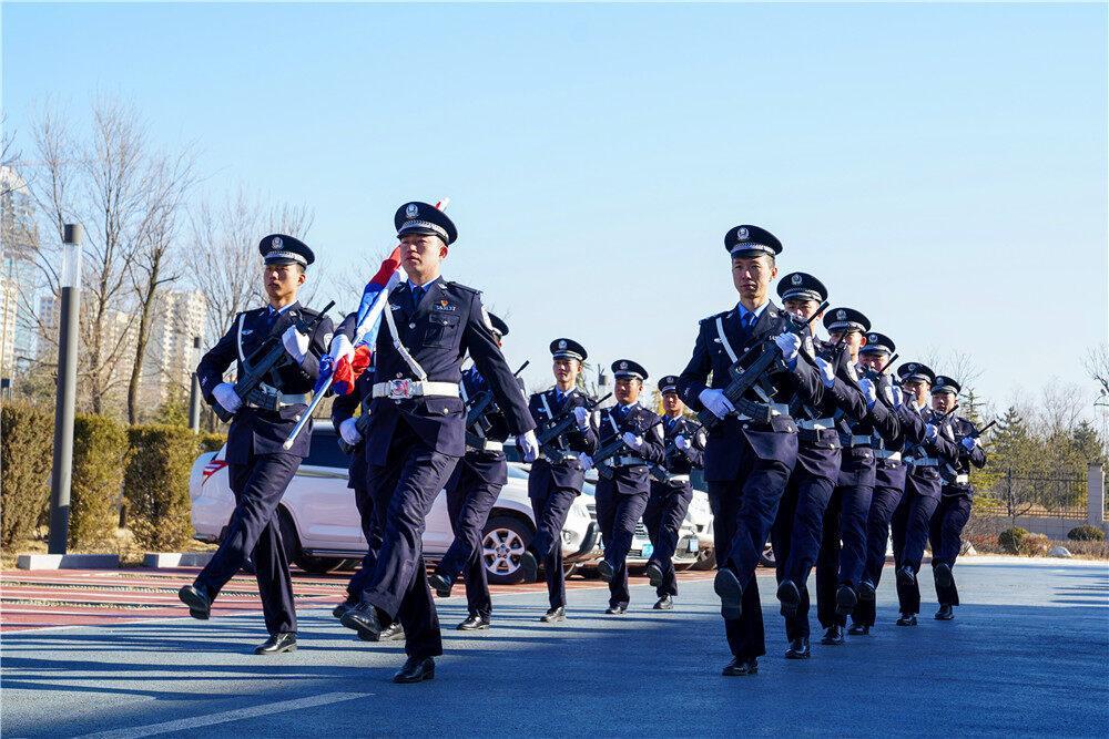 【攝影報道】慶陽市公安局西峰分局舉行升警旗儀式，慶祝第四個中國人民警察節(jié)